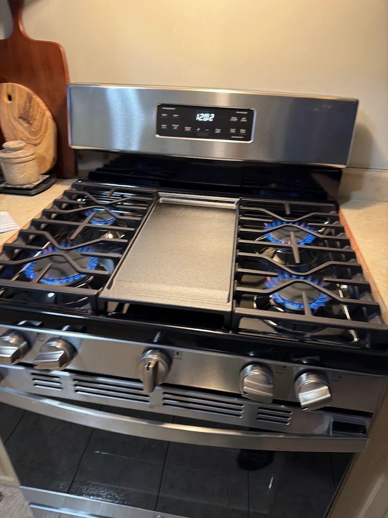 Gas cooktop with griddle